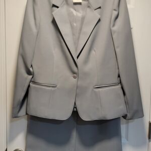 Like New- Stylish Gray Panther suit. Includes a blazer and a skirt. (See Below)